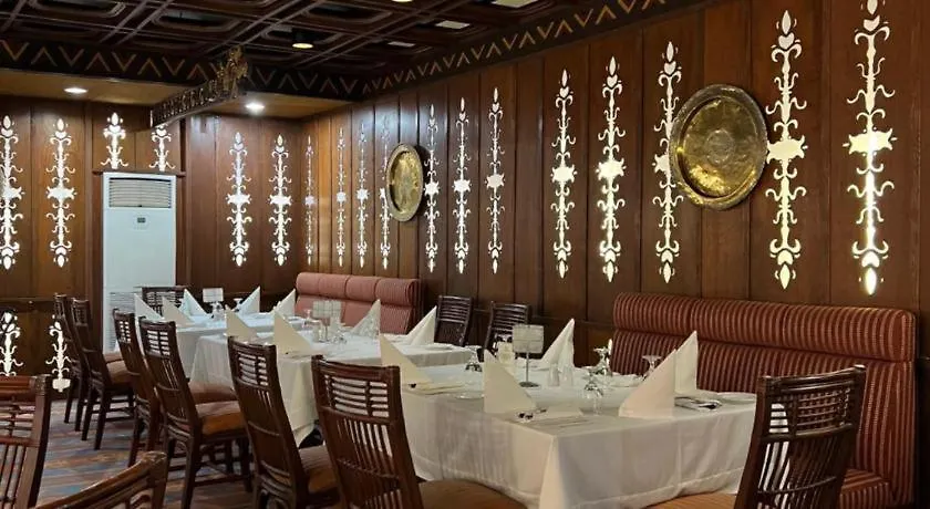 אנגלס Oasis Hotel