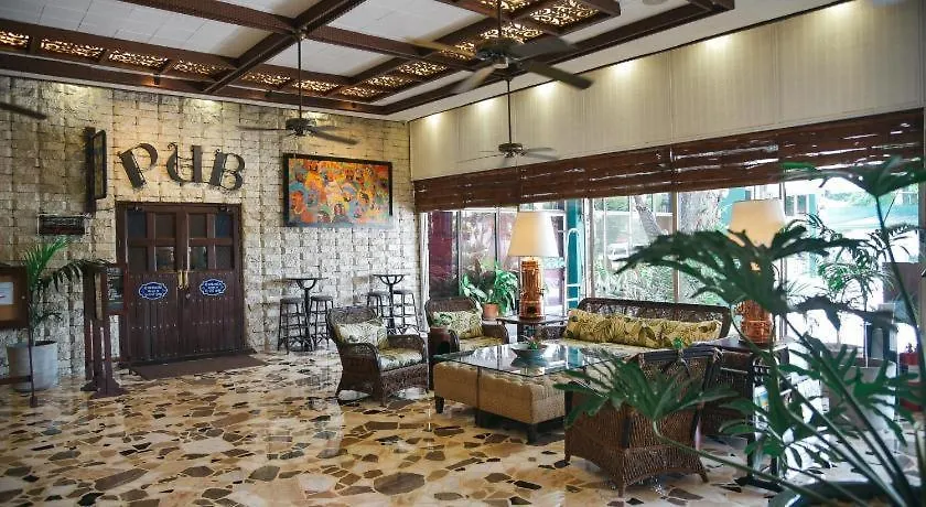 אנגלס Oasis Hotel