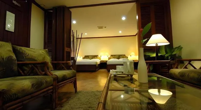 אנגלס Oasis Hotel
