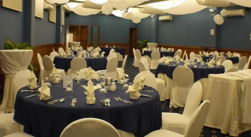 אנגלס Oasis Hotel