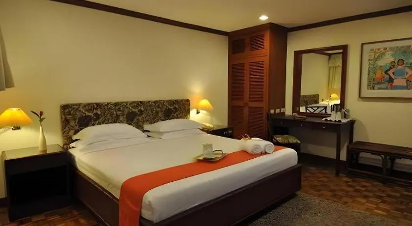 אנגלס Oasis Hotel