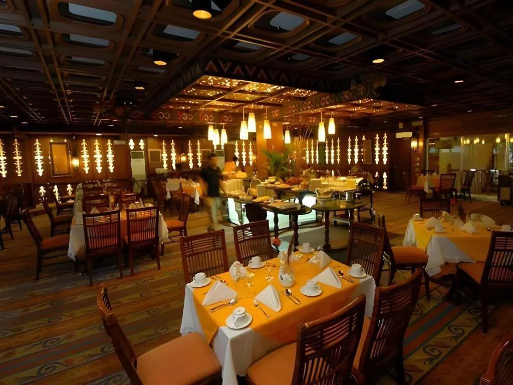 אנגלס Oasis Hotel